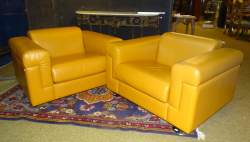 Meuble : Paire de fauteuils en cuir havane - TECNO - Valeria Borsani et Alfredo Bonetti (usures d'usage)