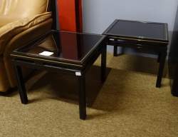 Meuble : 2 tables bouts de canapé étiquette Pierre Vandel structure en métal laqué noir et plateau en verre fumé