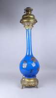 Asiatique : Lampe à pétrole en porcelaine Japonaise bleue rehauts d'or cuivre et bronze circa 1900 (mq verrerie (ecl)