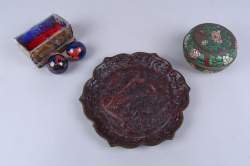 Asiatique : plat en laque rouge sculpté (acc) , bonbonnière en cloisonné chinois + 2 boules musicales(acc)