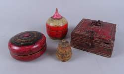 Objet : 4 boîtes à fards / tika en bois polychrome tourné et/ou sculpté dont 1 à compartiments