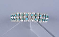 Bijou : Bracelet en or blanc 18K avec 3rangs de perles de culture et 2rangs de perles de turquoises (1mq)