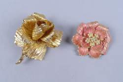 Bijou : 2 broches - Fleurs - signées Christian DIOR en métal doré dont 1 rose avec strass
