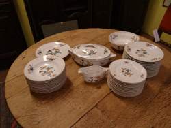 Céramique: Service à diner en porcelaine Defuisseaux Baudour environ 40pièces dé