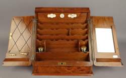 Coffret/Pupitre anglais 19eS en loupe de noyer intérieur avec compartiments, 2 e