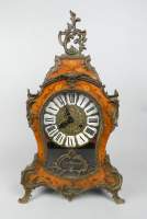 Horloge: Pendule cartel en bois de rose de style Louis XV mouvement à sonnerie (