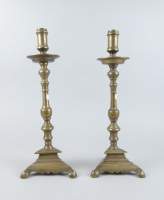 Objet: Paire de bougeoirs tripodes en bronze fin 17eS H:43cm