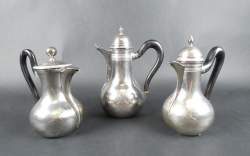 Argenterie: Cafetières (3pcs) en argent poinçon belge avec poignées en bois (res
