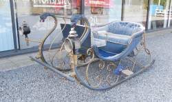 Objet: Traineau / Troïka à chevaux de style Baroque en bois sculpté et fer forgé