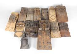 Africain:Lot d'instruments de musique / sanza (+/- 12 pcs) dont: 1 Cuba