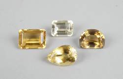 Bijou: 4 quartz citrines sur papier (non serties) différentes tailles et intensi