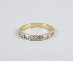 Bijou: Demi alliance américaine en or jaune 18K sertie de 9 diamants d'env. 0,02