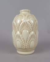Céramique: Vase en faïence Boch Art Déco émail crème F1117 décor stylisé de feui