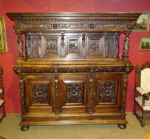 Meuble: Bahut Néo-Renaissance en noyer sculpté 2e moitié 19eS