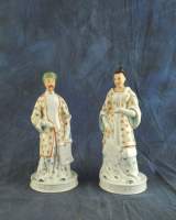 Paire de figurines/ Carafes en porcelaine polychrome rehauts d'or inscription en