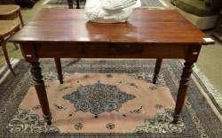 Table de milieu Louis-Philippe en bois teinté merisier avec tiroir 109x61 H:72cm