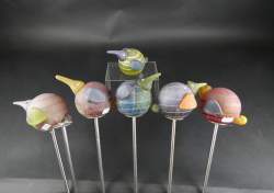 Verrerie : Oiseaux en verre BOROWSKI (certains signés) sur tige chromée pour le jardin (6pcs dont 1 détaché de la tige)