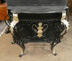 Meuble : Console d'applique en fer forgé avec applique en tôle repoussée et dorée dessus marbre