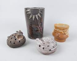 Céramique : Lot de terres cuites (4pcs) : 2 piques fleurs (1 signé Dour) attribué à BATAILLE Marie-Henriette