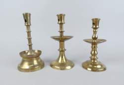 Objet : Bougeoirs anciens à plateau en bronze (3pcs) : 1 Flamand circa 1450, 1 Hollandais circa 1525, 1 Hollandais circa 1650