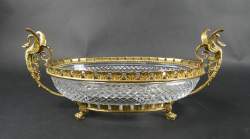 Verrerie : Coupe en cristal taillé monture en bronze avec anses - cygnes - et 4 pieds griffes