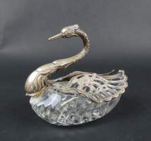 Argenterie : Cygne en argent et verre taillé formant une corbeille / bonbonnière