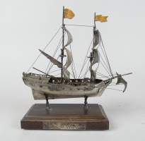 Argenterie : Bateau en argent poinçon 800 finement réalisé