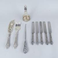 Argenterie : (9pcs) vase en cristal guilloché et monture en argent + argent fourré
