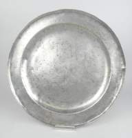 Objets : Plat en étain (pt acc) XVIIIeS à décor des Armoiries du Vatican monogrammé EDH