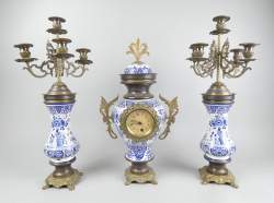 Horlogerie : Garniture de cheminée en faïence façon Delft et bronze avec horloge quartz et paire de chandeliers