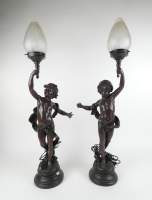 Luminaire : Paire de lampes en calamine - enfants - (acc à 1main , fissure à 1bras) tenant 1 flambeau signé d'après MOREAU Auguste