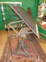 Meuble : Table d'architecte à balancier avec sa lampe articulée de la marque NESTLER planche rapportée (lampe non fixée) piètement en fonte