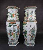 Asiatique : Importante paire de vases (rest , pt ecl) à décor de scène du quotidien et paysages