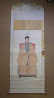 Asiatique : rouleau (ds l'état) avec texte et gravure d'ancêtre rehaussée avec sceau