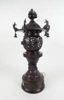 Asiatique : lanterne en bronze japonais forme Pagode fût décoré d'un dragon 1re moité 20eS (mq 1 clochette , électricité à refaire)