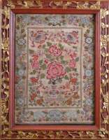 Asiatique : Broderie de Chine à décor floral et animalier encadré de frises à la grecque