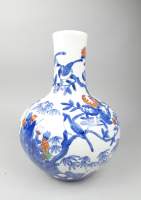 Asiatique : Vase en porcelaine forme tianqiuping milieu 20eS