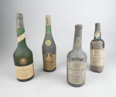 Vin : 2 Porto VINTAGE Junior 1970 & 75 + 1 Père Magloire Grande fine calvados + 1 Jacques LAGAN cognac. (vétusté ext plus ou moins marqué)