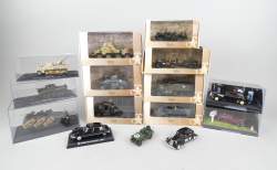 Collection : Lot de 15 vehicules dont : 7 vehicules & blindés ATLAS , 2 voitures la route bleue.