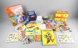 BD : Lot univers Spirou et Fantasio : figurines , pin's , décapsuleur , raquettes de plage + figurines Marsupilami , livre animé et voitures Tintin.