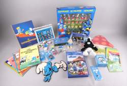 Collection : Lot important univers Schtroumpf (+/ - 30pc) dont : figurine en vinyle souple à sifflet, 12 pin's sportifs , 10 fèves dans boite scellée , BD , porte - clés