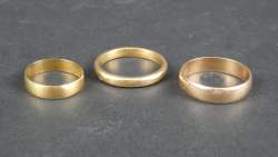 Bijou : Lot de 3 bagues/ alliances en or jaune 18K