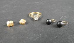 Bijou : Lot de bijoux en or jaune 18K (2paires de boucles d'oreilles , bague et pierre incolores)