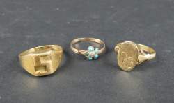 Bijou : Bague/chevalière (2) + 1bague (acc) - fleurs - le tout en or jaune 18K