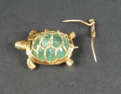 Bijou : Broche (acc) - Tortue - en or jaune 18K pierre verte intérieure , attache marquée CHAUMET