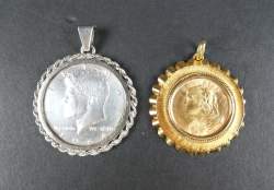 Bijou : médaillon (2) : en or 18K avec 1 pièce de monnaie de 20 FS (Vreneli) et en argent avec 1 pièce de monnaie de 1/2 dollar de 1964