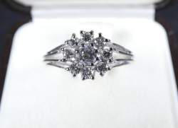Bijou : Bague en or blanc 18K sertie d'un diamant central entouré de diamants