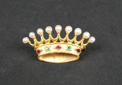 Bijou : Broche - Couronne - en or jaune 18K sertie de perles , rubis et émeraudes
