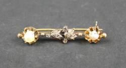 Bijou : Broche en or jaune 18K sertie de 2 perles et d'éclats de diamants