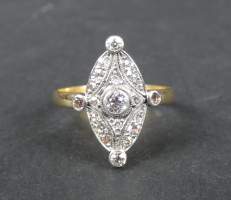 Bijou : Bague marquise en or jaune et blanc 18K sertie de diamants